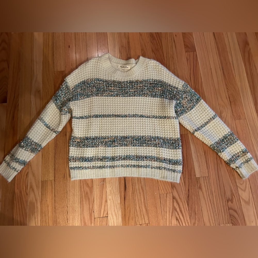 Women’s vine & Love sweater size small